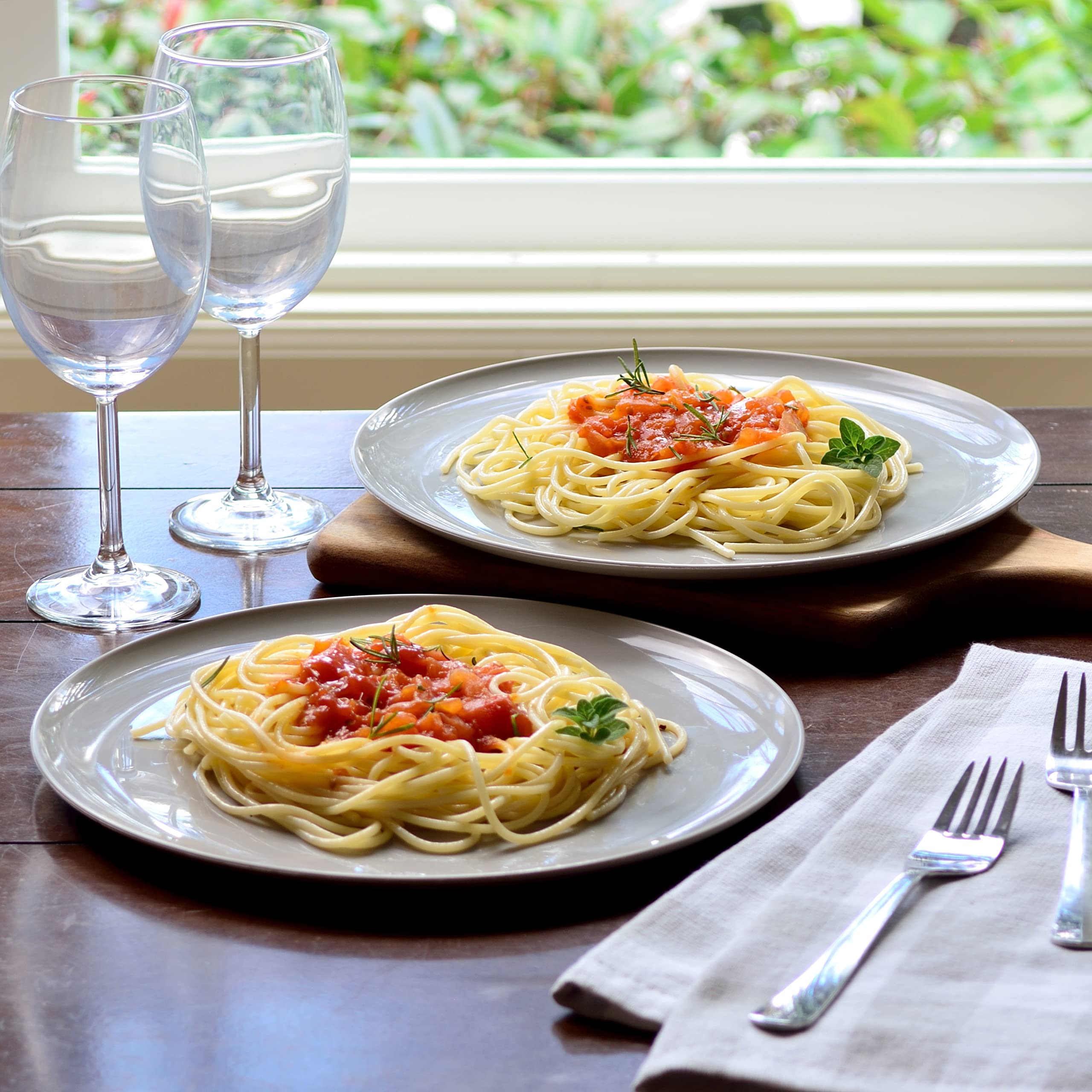 Youngever 10 Inch Plastic Plates, Large Plates, Dinner Plates, Set of 9