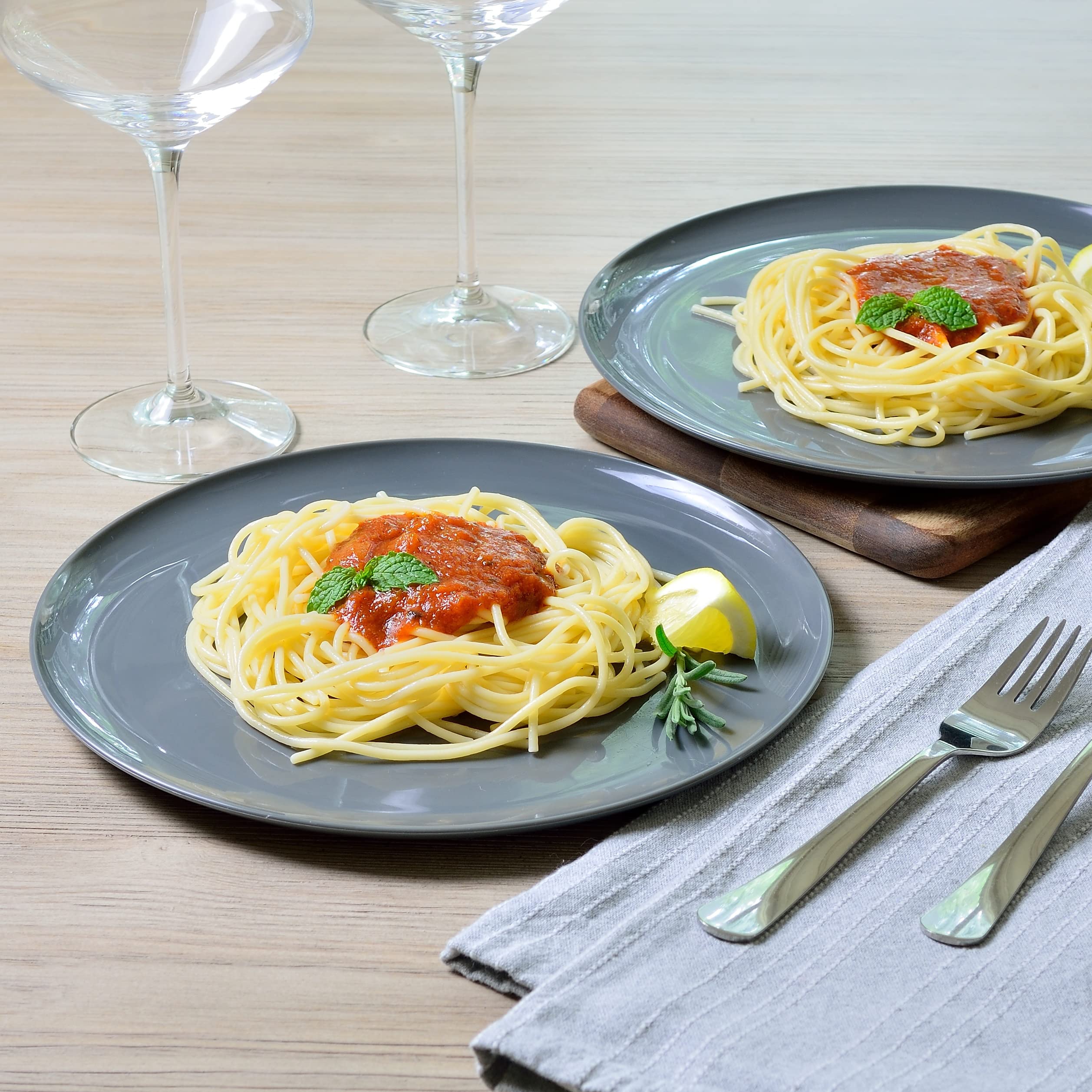 Youngever 10 Inch Plastic Plates, Large Plates, Dinner Plates, Set of 9