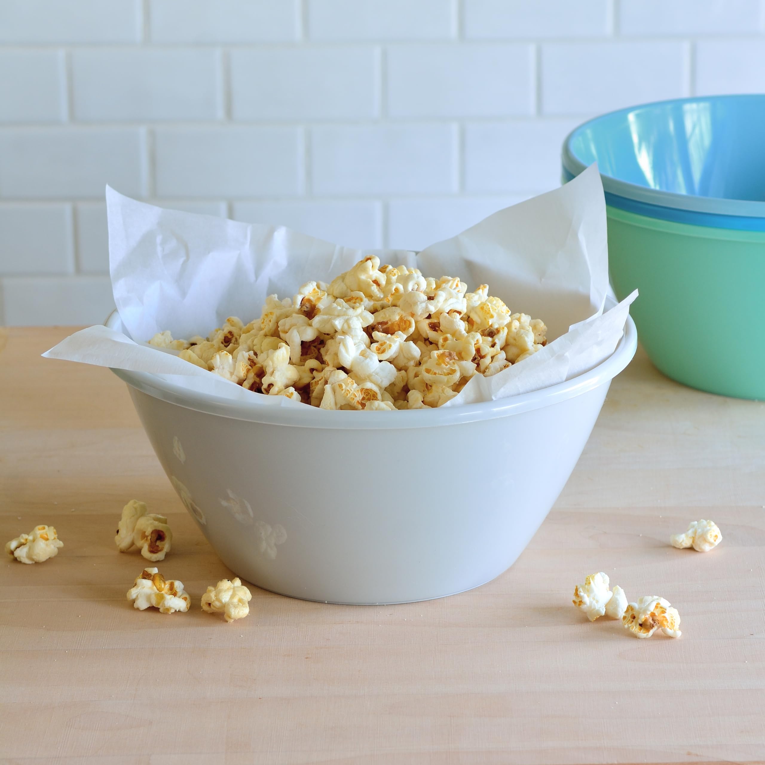 Youngever 9 inch 80 Ounce Plastic Mixing and Serving Bowls, Popcorn Bowls, Salad Bowls, Chip and Dip Serving Bowls, Set of 9