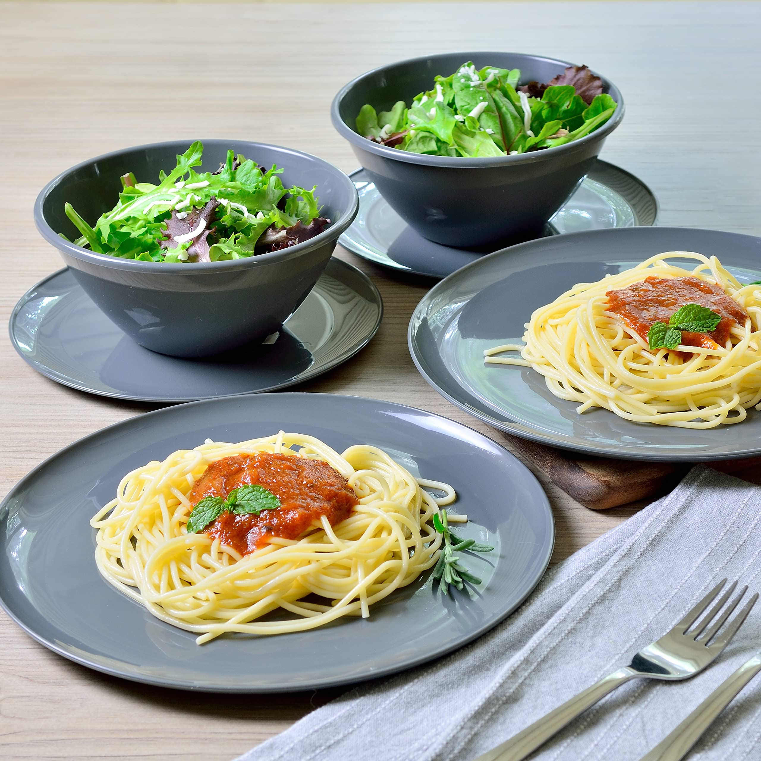 Youngever 18 Pieces Plastic Kitchen Dinnerware Set, Plates (8 Inch & 10 Inch), Bowls (32OZ), Service for 6